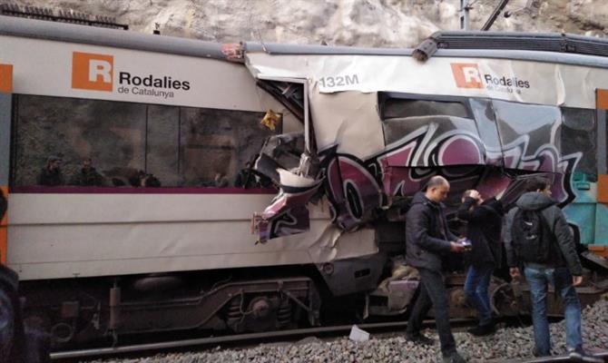 Foto da colisão de trens publicada no Twitter por um dos passageiros