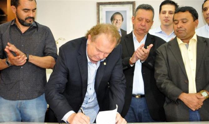 O governador do Tocantins, Mauro Carless, durante a assinatura da MP
