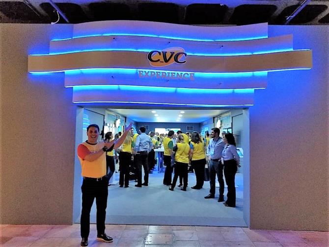 O diretor geral da CVC, Emerson Belan, indica o CVC Experience