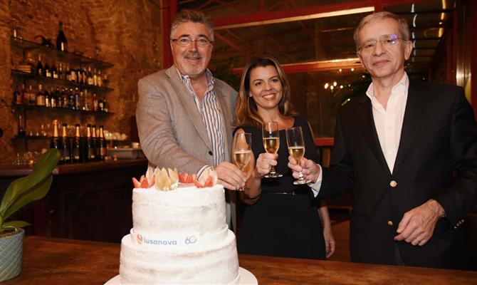 Daniel Marchante, Dyrana Guimarães e Luís Lourenço, da Lusanova, brindam em comemoração aos 60 anos da empresa.