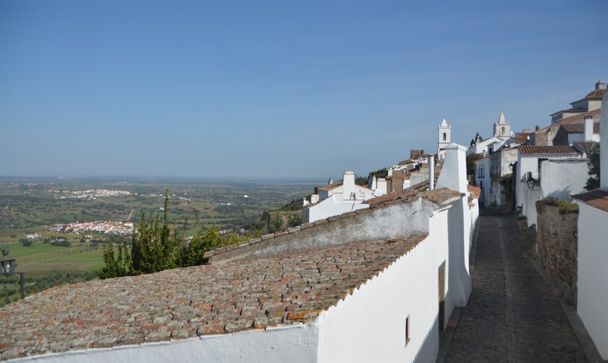 Região do Alentejo compreende cidades como Évora e Beja, além de pequenas vilas e diversas vinícolas