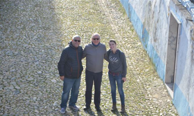 James Giacomini, da Diversa, entre Ricardo Pereira, da Trilhas Turismo, de Campinas (SP), e Diana Lopes, da Younique Tailor Tours