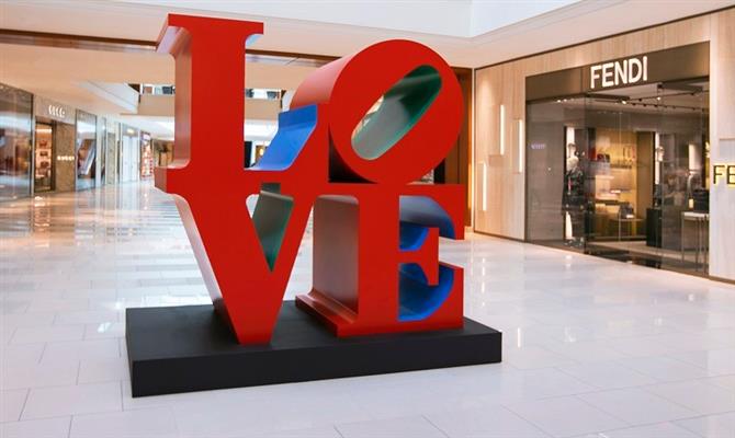 A icônica escultura Love, do artista Robert Indiana, agora faz parte do shopping