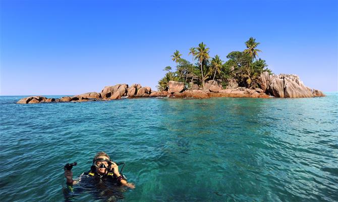Mergulhos com cilindro e snorkel estão entre as opções de experiências de Seychelles