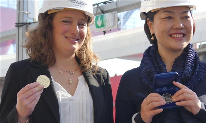 Elise Guerin, gerente de Projetos do Chantiers de L’Atlantique, e Helen Huang, presidente da MSC China, exibem moedas comemorativas do MSC Virtuosa