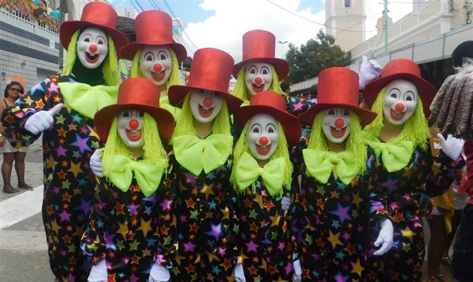As fantasias bem trabalhadas e com cores alegres dão o tom do carnaval de Bezerros (PE)