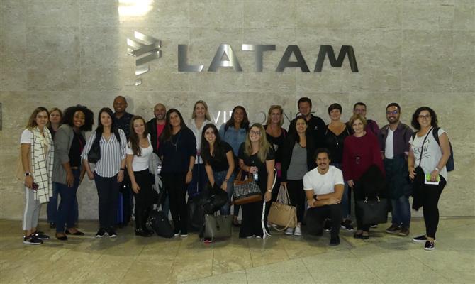 Os participantes reunidos em frente à sala vip da Latam, no Aeroporto de Guarulhos (SP)