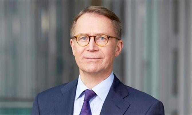 Ulrik Svensson continua no cargo
