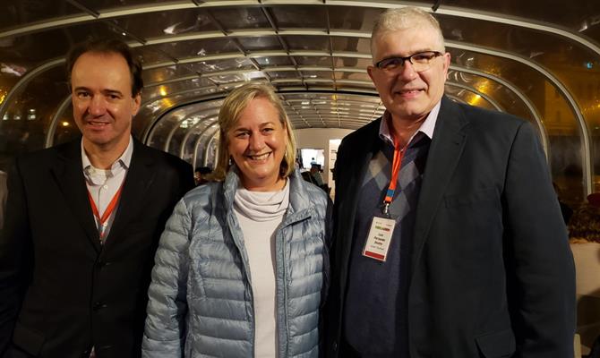 Eduardo Barbosa, Flot; Annette Taeuber, diretora do Grupo Lufthansa; Luiz Fernando Destro, diretor do Czech Tourism no Brasil