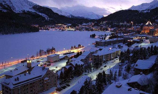 Destino de montanha mais buscado por brasileiros na Suíça, a badalada Saint Moritz também conta com diversas opções de atividades no vilarejo e em seus lagos - na foto, ele congelado