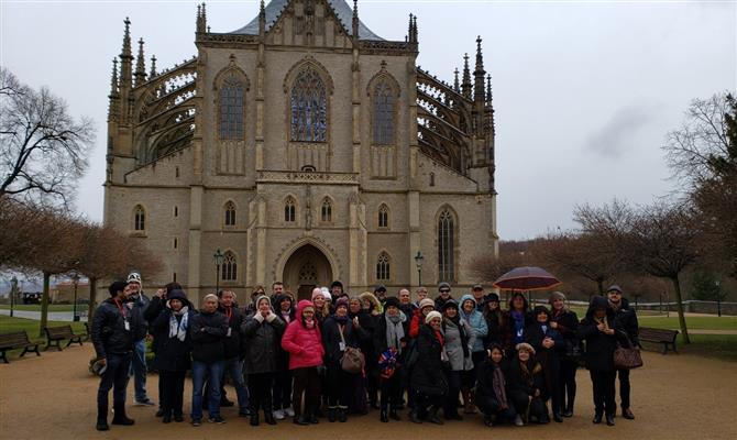 Grupo de agentes de viagens diante da catedral se Santa Bárbara em Kutná Hora