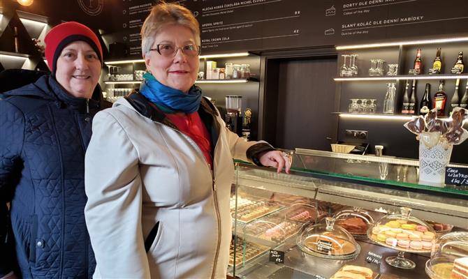 Rosaly Bueno e Wlakyria Helbig diante da tentação dos chocolates tchecos