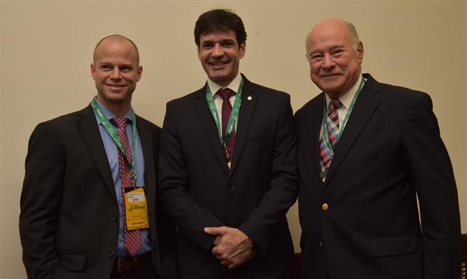 Ministro do Turismo, Marcelo Álvaro, entre o CEO e o presidente da PANROTAS, Guilherme Alcorta e Guillermo Alcorta, respectivamente