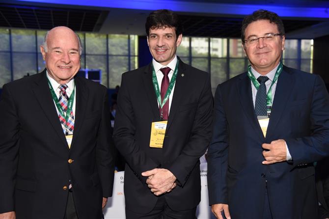 Guillermo Alcorta, da PANROTAS, Marcelo Álvaro Antônio, ministro do Turismo, e Vinicius Lummertz, secretário de Turismo do Estado de São Paulo