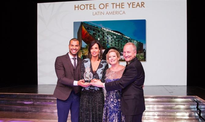 Wellington Melo e Melissa Oliveira, do Hotel Unique, recebem prêmio em Mônaco