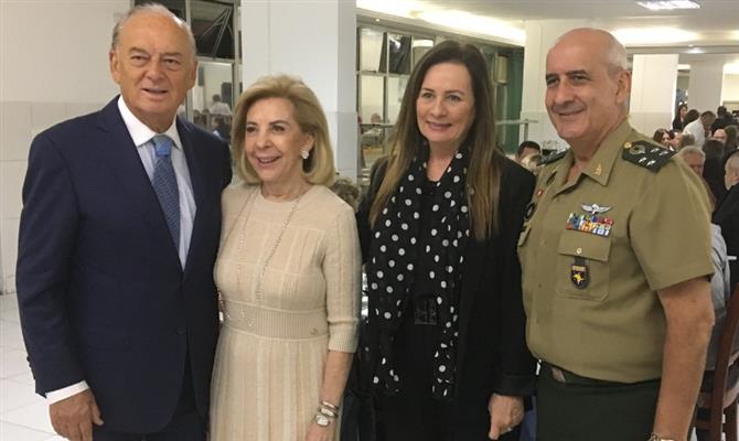Marcos e Beth Arbaitman com o general de Exército Luiz Eduardo Ramos Baptista Pereira, do Comando Militar do Sudeste (CMSE) e sua esposa, Ligia Faria Baptista Pereira