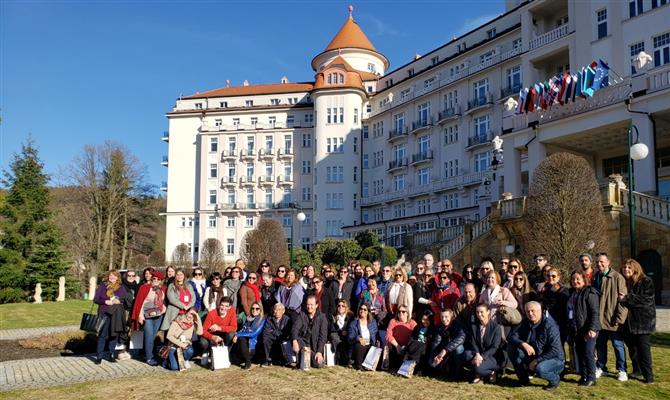O grupo completo, com 80 participantes, diante do Hotel Imperial em Karlovy Vary