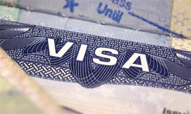 O tempo de espera para entrevistas de visto  têm excedido 400 dias para solicitantes de primeira viagem