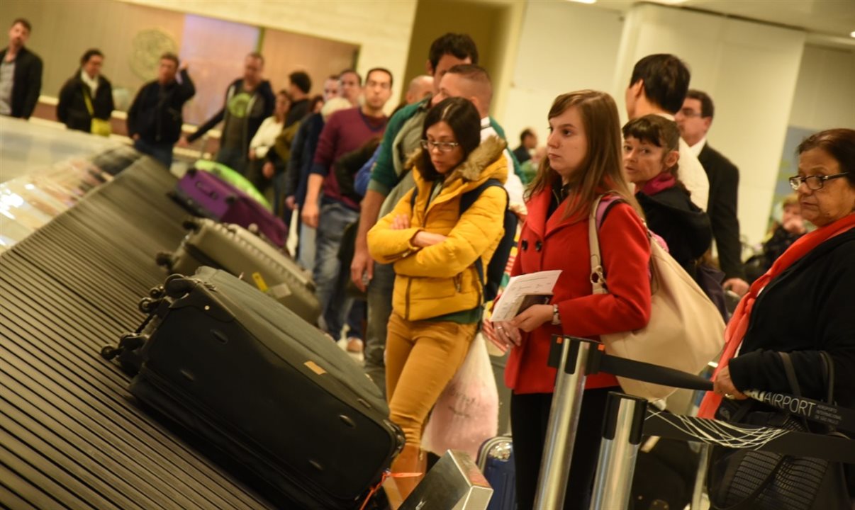 Se a declaração atender aos critérios definidos pela Receita, ela é registrada automaticamente e o passageiro pode prosseguir para o desembarque sem passar pelo atendimento da alfândega