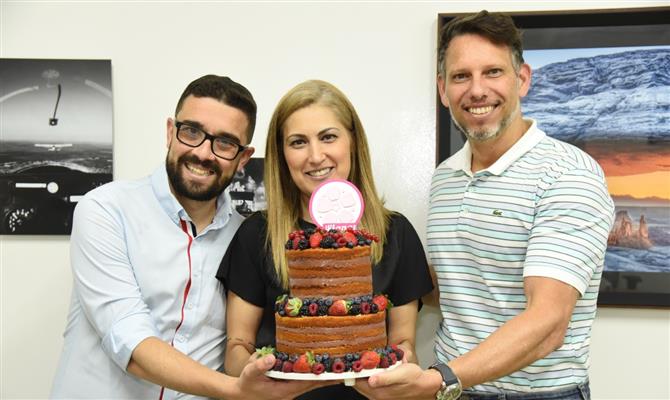 O delicioso bolo da Sakura em comemoração na PANROTAS: Renato Sousa e Ricardo Sidaras celebram com Pati Figueiredo, da Sakuratur