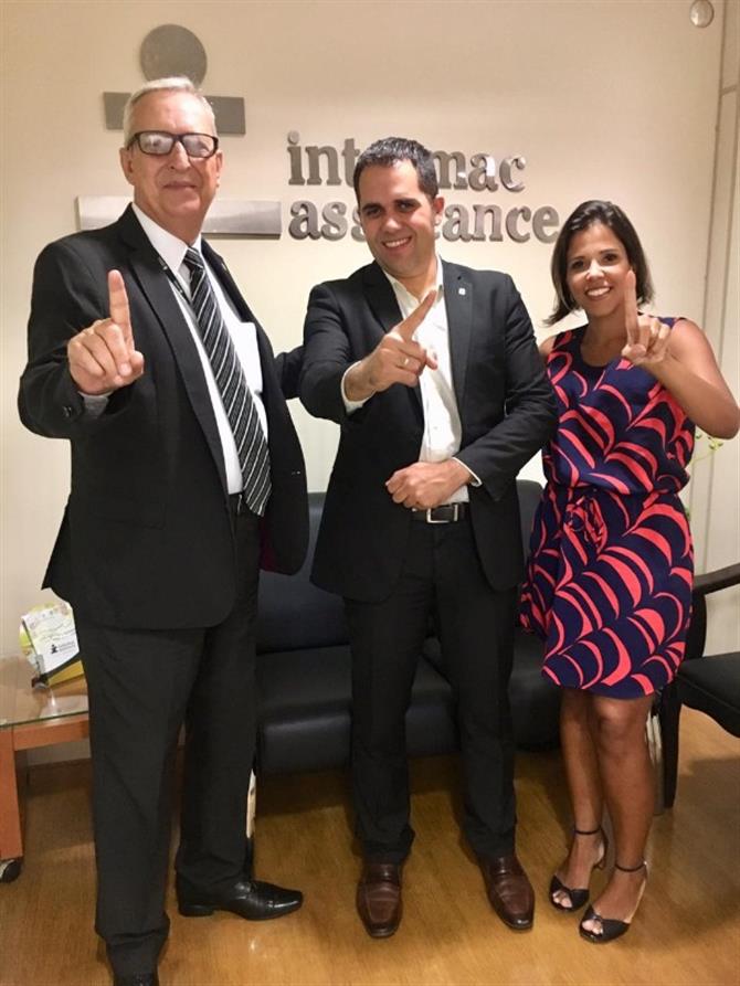 O novo supervisor comercial, Alan Pupo, entre Wellington Morato e Juliana Paula, VP e gerente comercial SP da Intermac