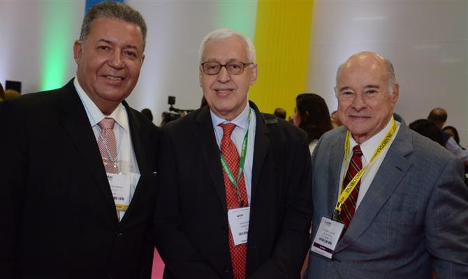 Alexandre Sampaio, da FBHA e CNC, Marcio Favilla, da OMT, e Guillermo Alcorta, da PANROTAS, na abertura da WTM Latin America 2019