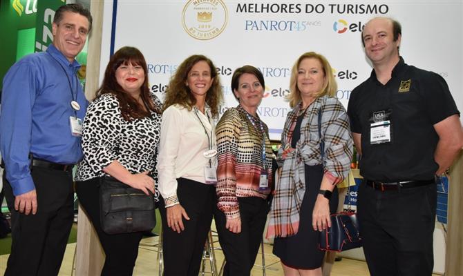 Patrick Yvars, Jane Terra e Elaine Blazys com parte da delegação do Visit Orlando na WTM Latin America