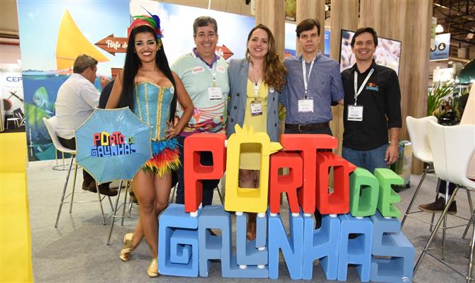 A dançarina Josy Caxiado com Otaviano Maroja, Brenda Silveira, Eduardo Tiburtius e Daniel Jacarandá, do Porto de Galinhas CVB