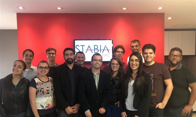 O CEO da Stabia TMC, Fabio Antununcio (ao centro), junto à sua equipe