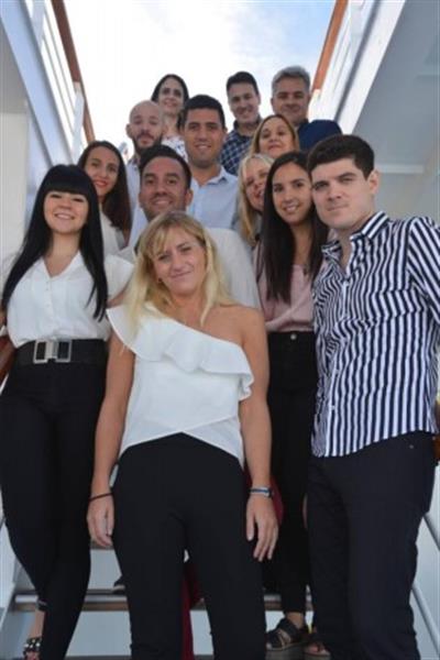 O diretor da Vanguard, Mariano Stabielli (o primeiro à direita no degrau mais acima), com o time da empresa<br>