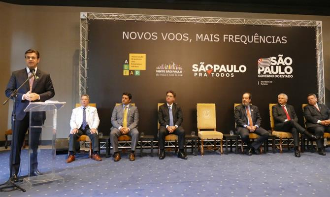 Vice-governador de São Paulo, Rodrigo Garcia, fala sobre novos voos durante coletiva