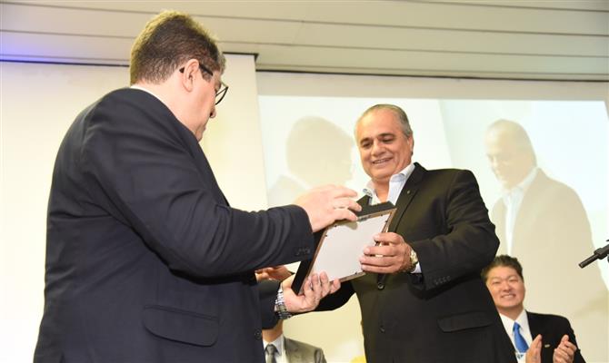 Marcos Lucas recebe chave da cidade de Gil Helou, prefeito de Águas de Lindoia