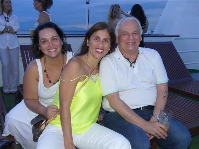 Kelly Dias e Lara Siqueira, da Journeys, e Orlando Giglio, da Iberostar