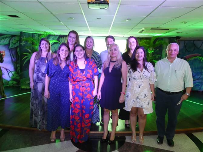 Equipe Iberostar bastante aplaudida pelas Estrellas. Atrás estão: Jamila Garavito, Laís Boeker, Helena Costa, João Faria e Luciene Xavier. Atrás: Luna Farias, Maria Beatriz Azambuja, Marileide Gama, Jessica Arruda e Orlando Giglio