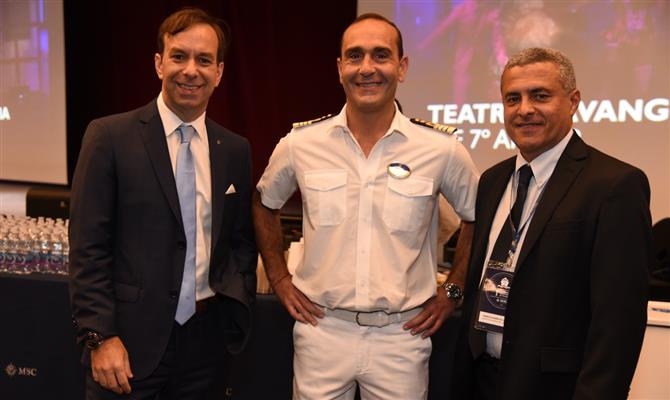 Adrian Ursilli e Marco Cardoso, da MSC Brasil, com Francesco Di Palma, capitão do MSC Seaside