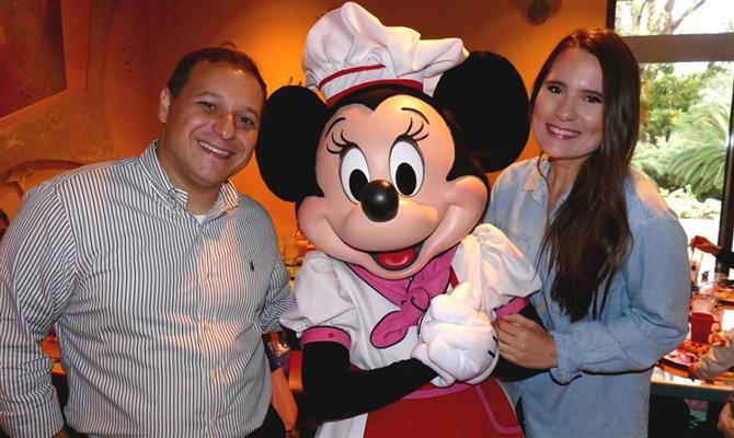 Luiz Araújo (gerente comercial da Disney para o Brasil) e Gabriela Delai (gerente de Vendas e Treinamento da Disney para o Brasil), com Minnie Mouse