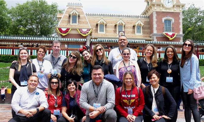 Grupo do Agent Education Program na Disneyland