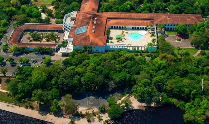Hotel está localizado às margens do Rio Negro