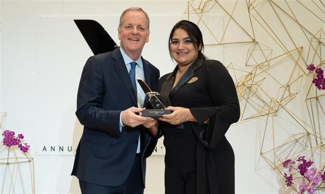 Doug Parker, CEO da American Airlines, com Alessandra  Lacava, condecorada com o Chairman's Award 