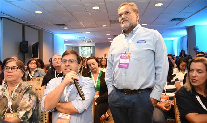 Artur Andrade, da PANROTAS, interage com a plateia e com os palestrantes do Next Rio