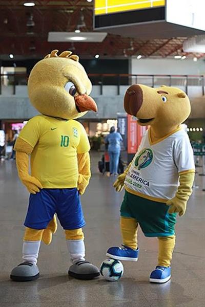Os mascotes da Seleção e da Copa América, juntos 