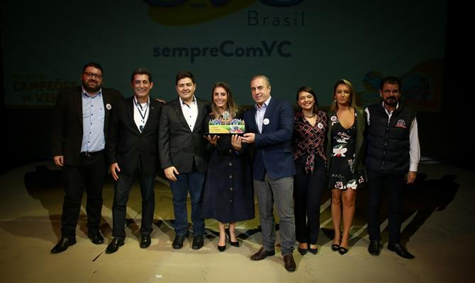 Beto Carrero homenageia CVC Brasil durante premiação no parque