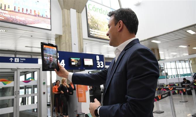 O diretor de Aeroportos da Gol, José Luiz Belixior, cadastrando-se na biometria facial