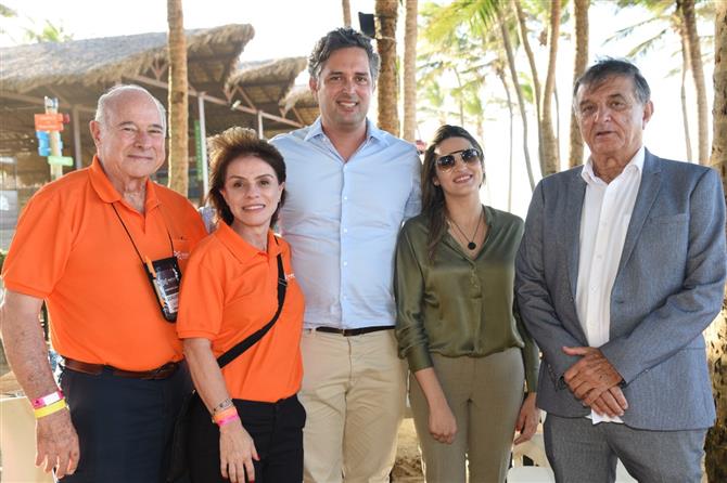 Guillermo Alcorta, Jeanine Pires (ambos da Matcher), Murilo Pascoal (Beach Park), Denise Carrá (Turismo do Ceará) e o secretário de Turismo do Ceará, Arilado Pinho