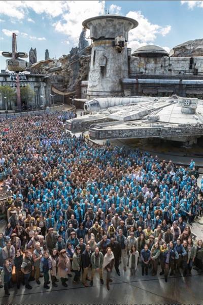Staff de Star Wars Galaxy's Edge se reúne antes de inauguração