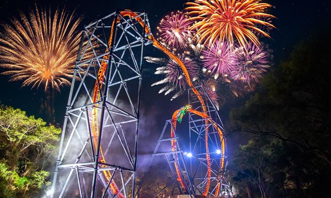 Show de fogos de artifício durante as noites de verão no Busch Gardens Tampa Bay