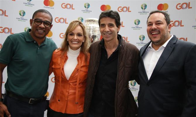 Os ex-jogadores César Sampaio e Mauro Galvão ao lado de Loraine Ricino e German Carmona, da Gol