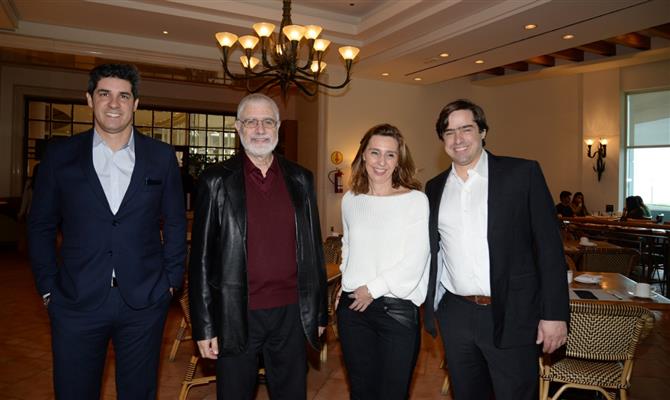 O vice-ministro de Turismo do Uruguai, Benjamin Liberoff, entre Javier Azcurra, Anay Grenaud e Juan Staudt, do Enjoy Punta del Este