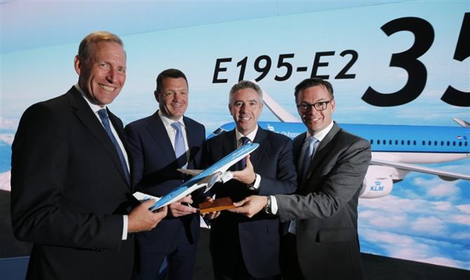 Executivos da KLM e Embraer comemoram durante o evento