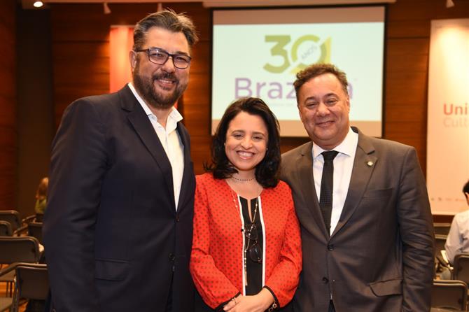 O presidente Nedelciu com a diretora executiva Monica Samia, da Braztoa, e Aluizer Malab, do MTur